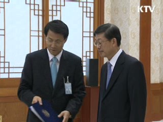 이 대통령, 김황식 총리에 임명장 수여
