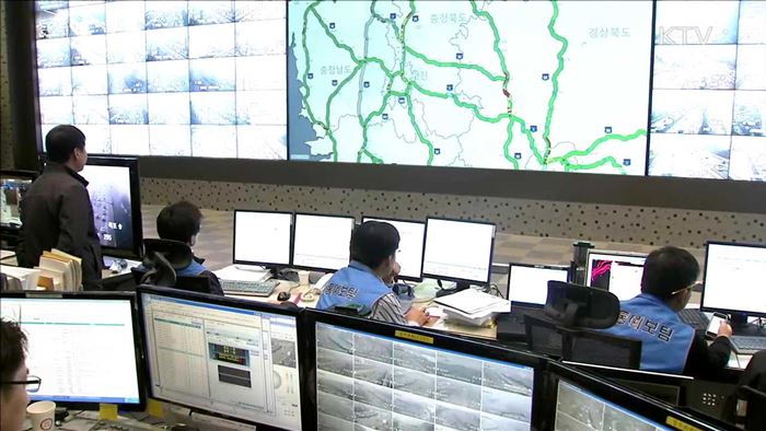 화장실 추가 설치…감시카메라 단 '드론 투입'