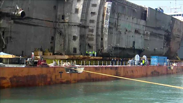 세월호 선내 진입…"본격수색 전 사전 조사"