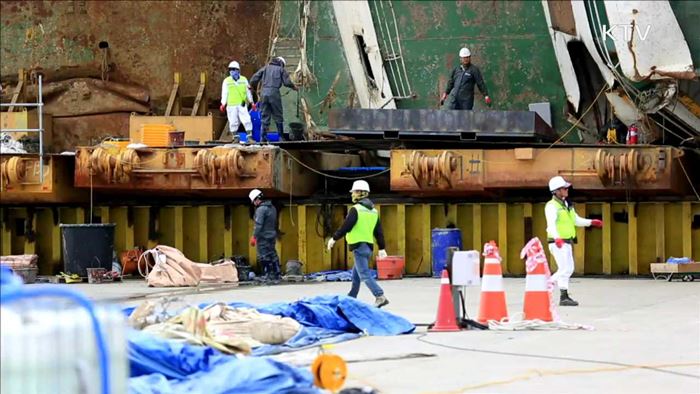 선체수색 계속…유류품 속속 발견