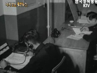 극빈자에게 양곡 분배(56') 이미지