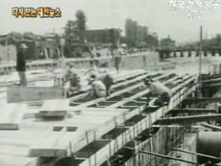 도로확장을 위한 청계천 공사(`58) 이미지