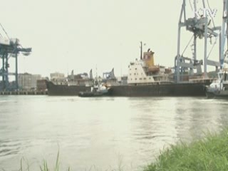 북한 선박서 컨테이너 2개 추가 발견