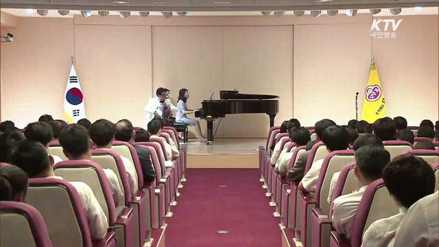 "콘서트 배달 왔습니다"…직장에서 열린 '작은 음악회'