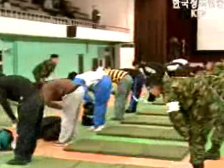 故 윤 하사의 뒤를 따르리