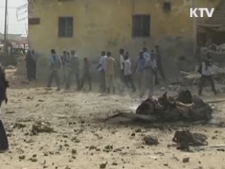 거리행진에 나선 이색 산타클로스 화제