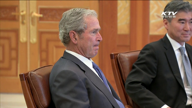 박 대통령, 부시 전 대통령 접견…현안 논의