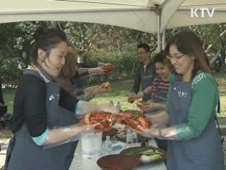 외국인 주부들, 김치 담그기에 나섰다