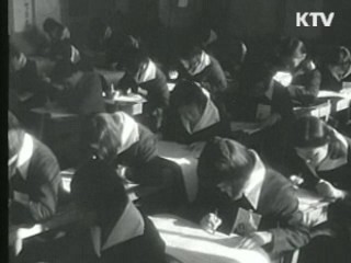 '기원과 응원'··· 변함없는 대학입시 풍경