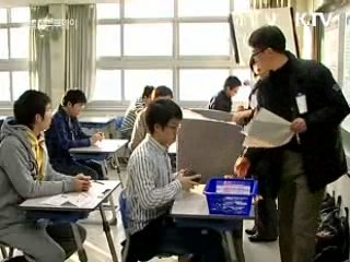 수능 문제지 앞면에 표지 부착