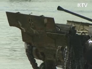 K21 장갑차 수중도하 훈련···'이상무'