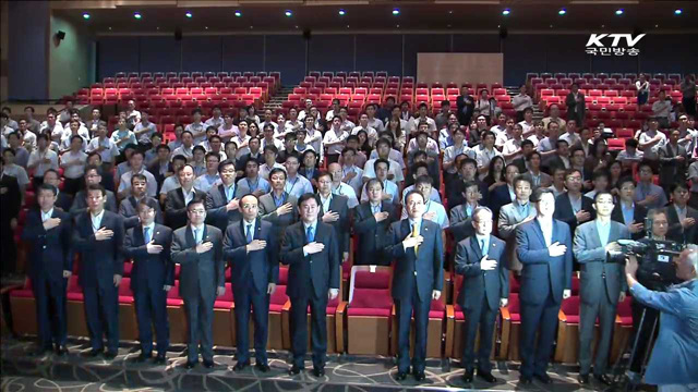 최경환 부총리 "정부 정책 신뢰성 회복에 최선"