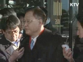 'CNK 주가조작 의혹' 김은석 전 대사 검찰 출석