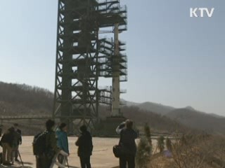 "북한 장거리로켓 발사대 장착 완료"